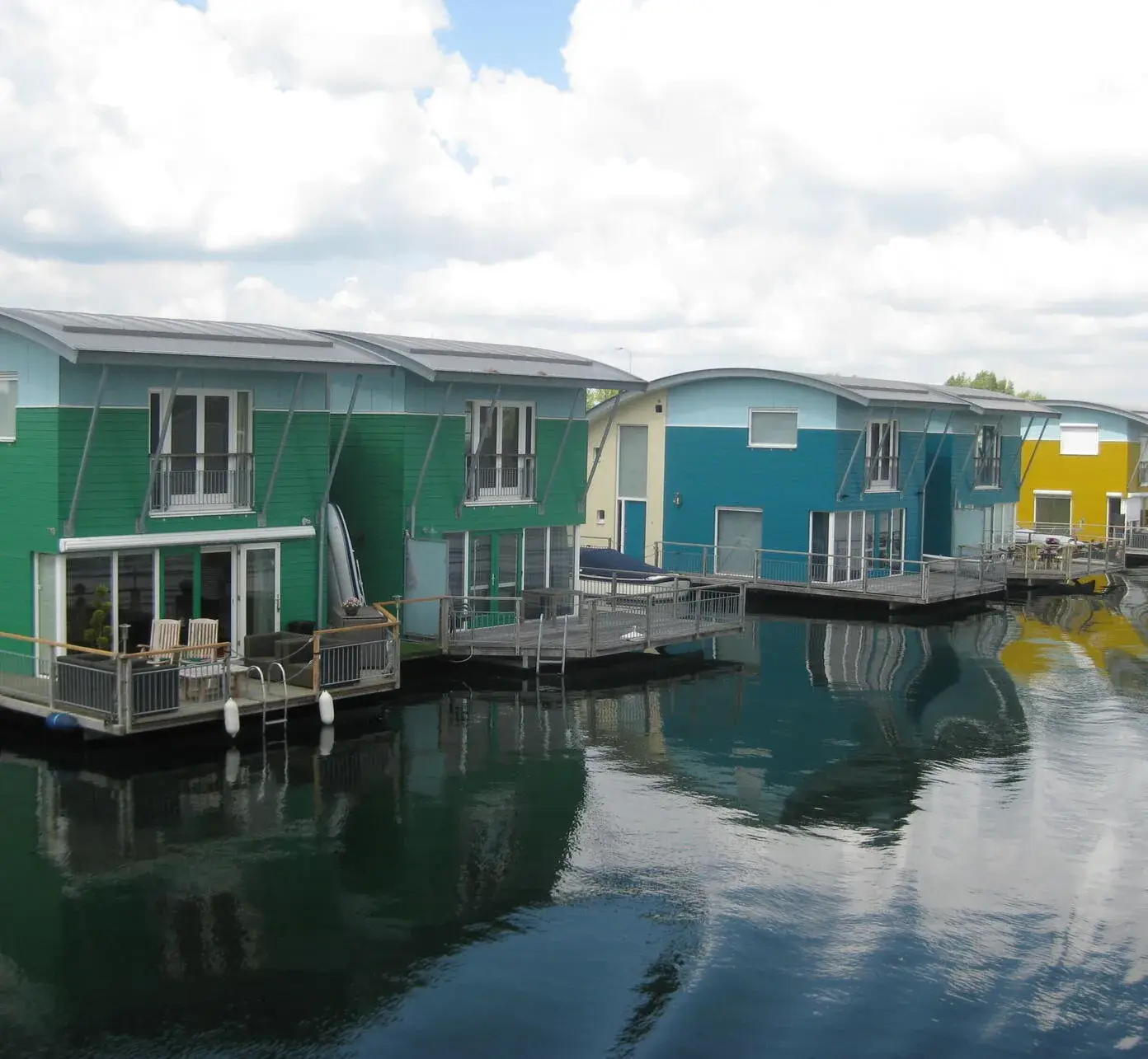 Maisons amphibies colorées de Maasbommel au bord de l’eau