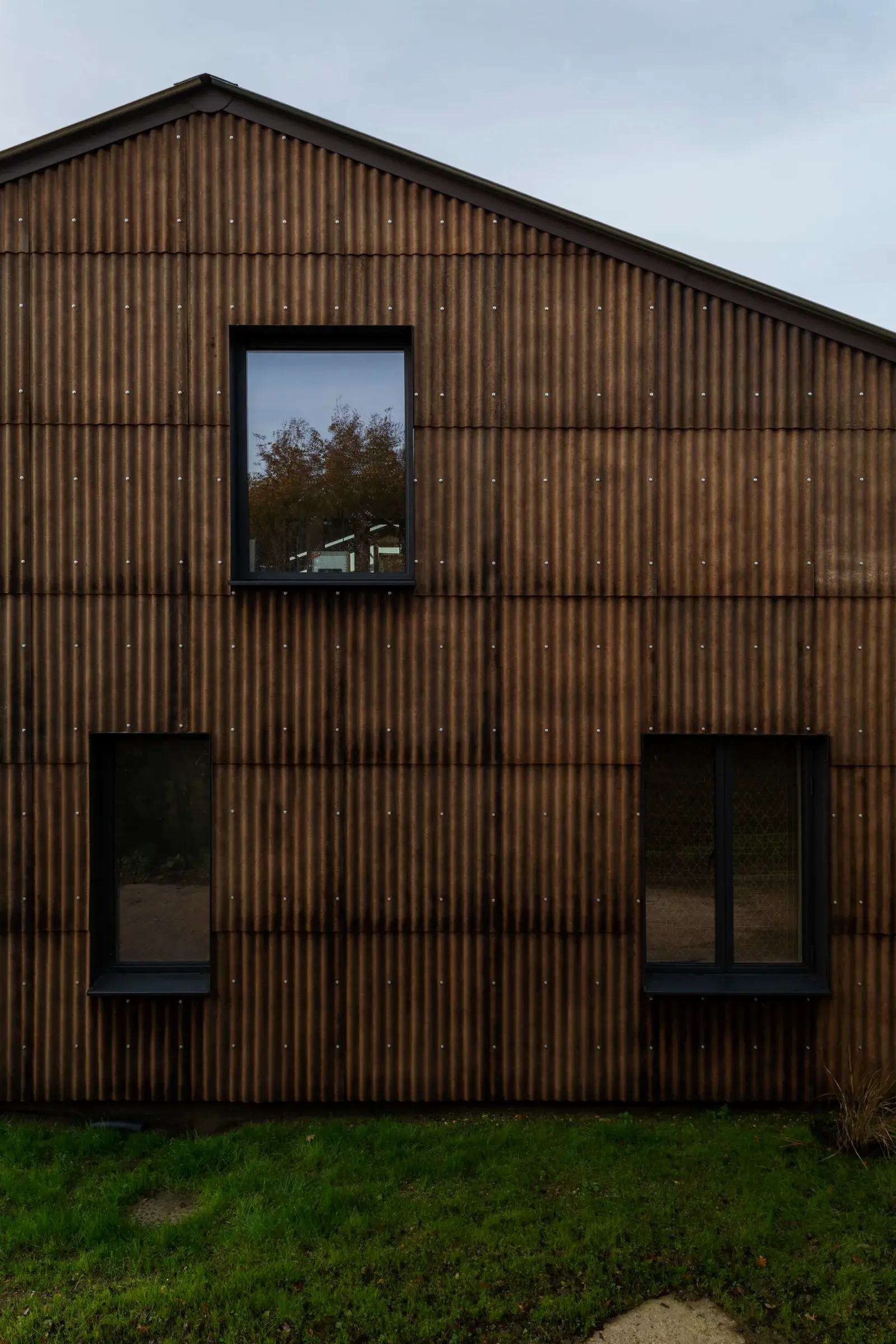 Façade de la Flat House à Margent Farm, bardage ondulé en fibres de chanvre et résine biosourcée