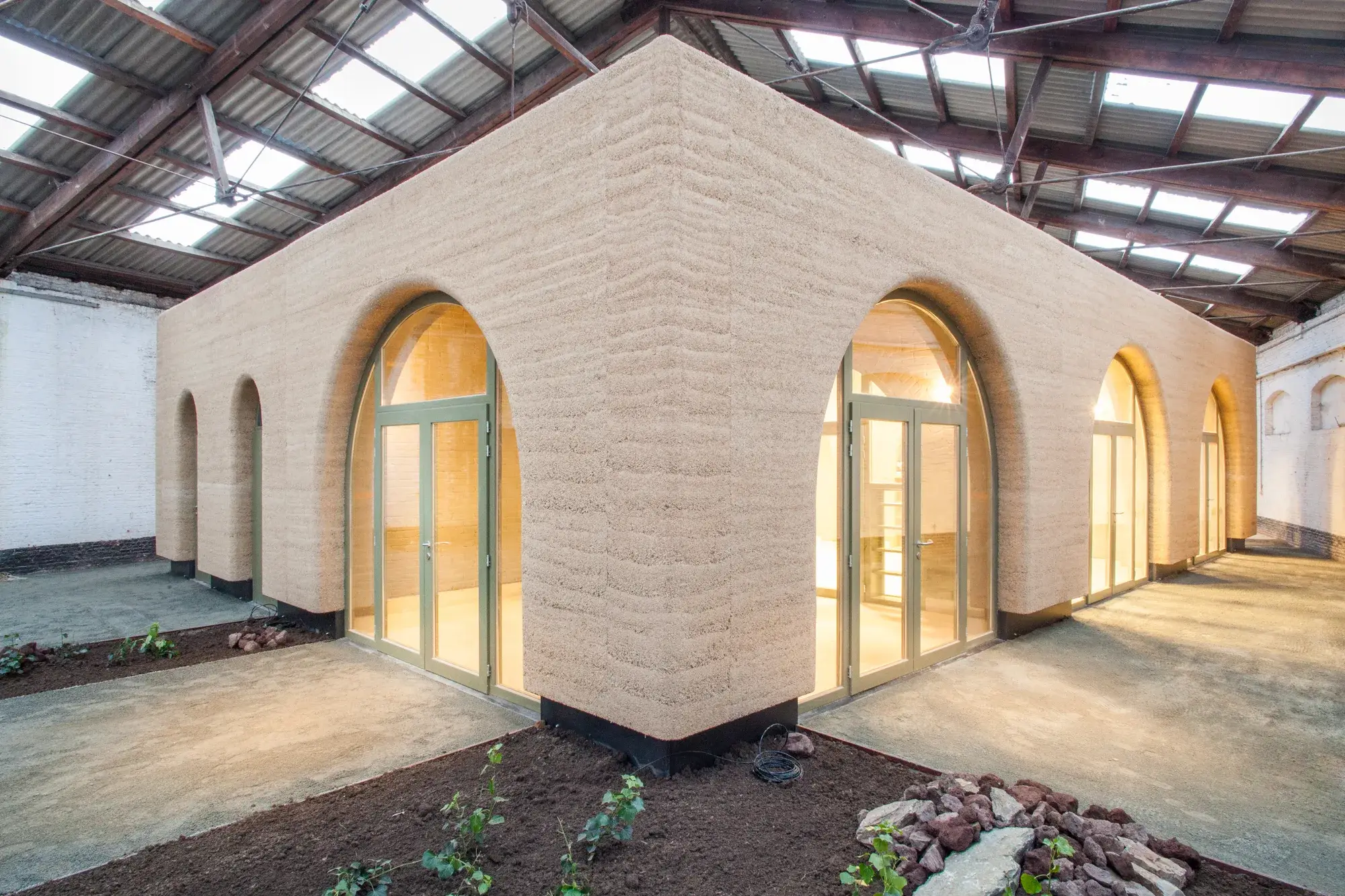 Arches en blocs de terre comprimée de la maison régionale d'Edeghem