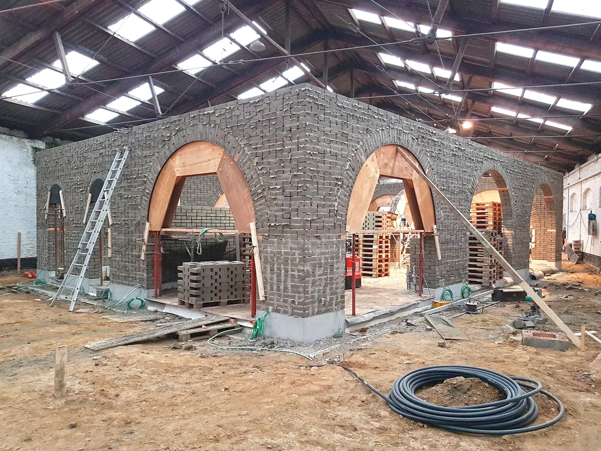Chantier de la maison régionale d'Edeghem, mise en place des blocs et de l'ossature