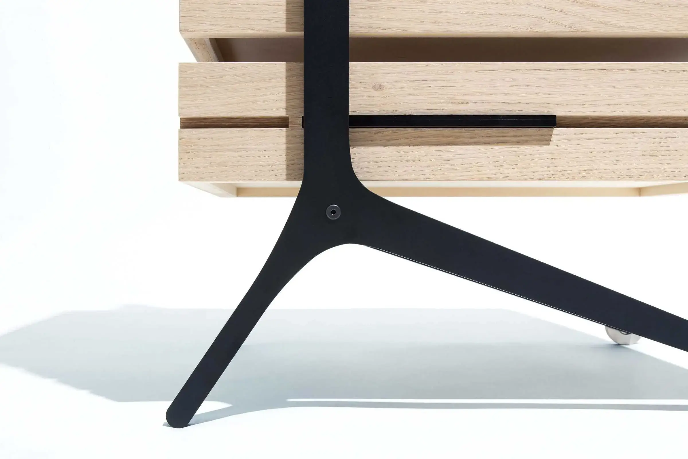 Détail du Bon Drawer montrant un tiroir en bois et les fines barres métalliques qui le supportent