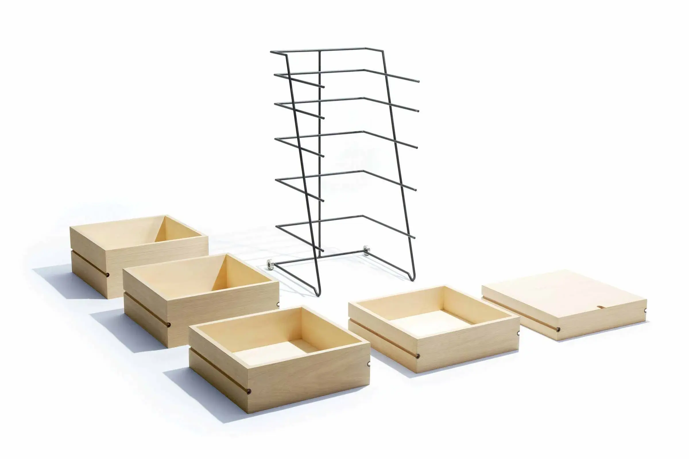 SLYBOX de Keiji Ashizawa, commode haute à cinq boîtes en bois graduées dans un cadre fin en acier