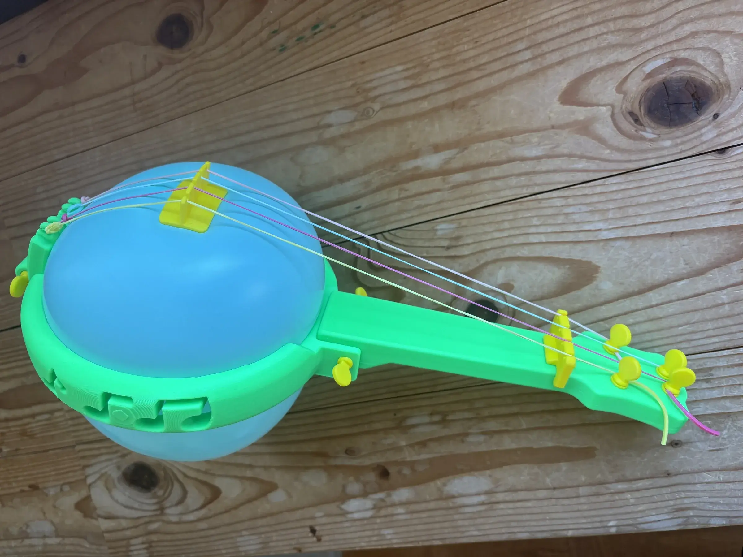 Balloon Banjo imprimé en 3D avec un ballon de fête utilisé comme résonateur sous les quatre cordes