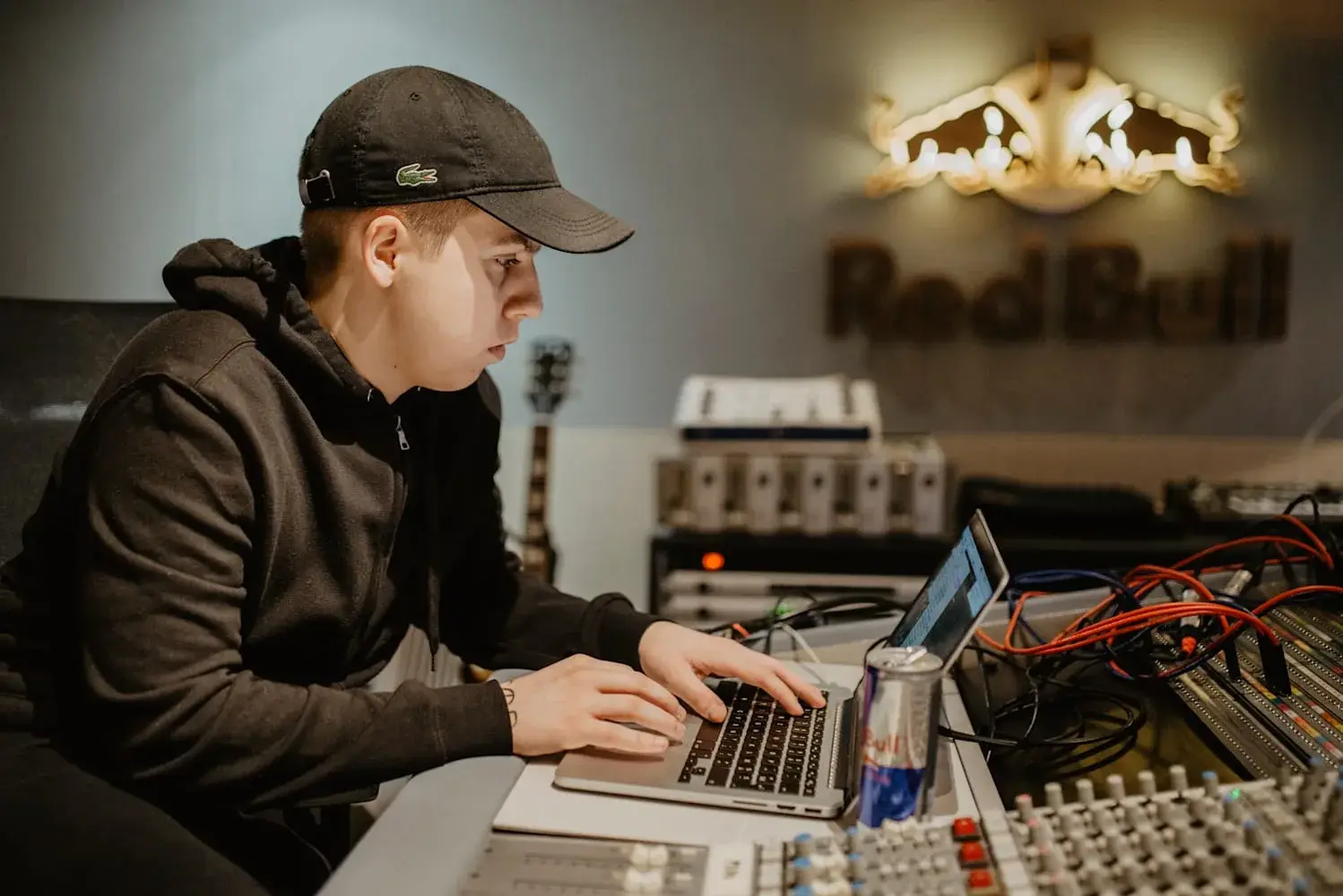 Kezah en session de beatmaking devant son ordinateur et son clavier