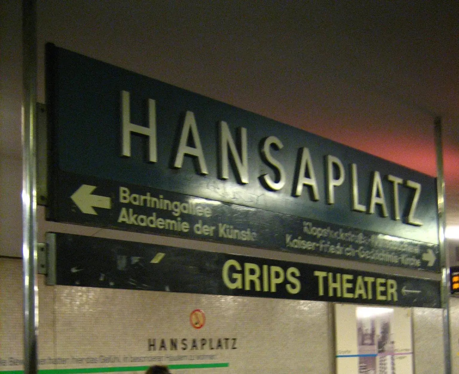Panneau typographique de la station de métro berlinoise Hansaplatz
