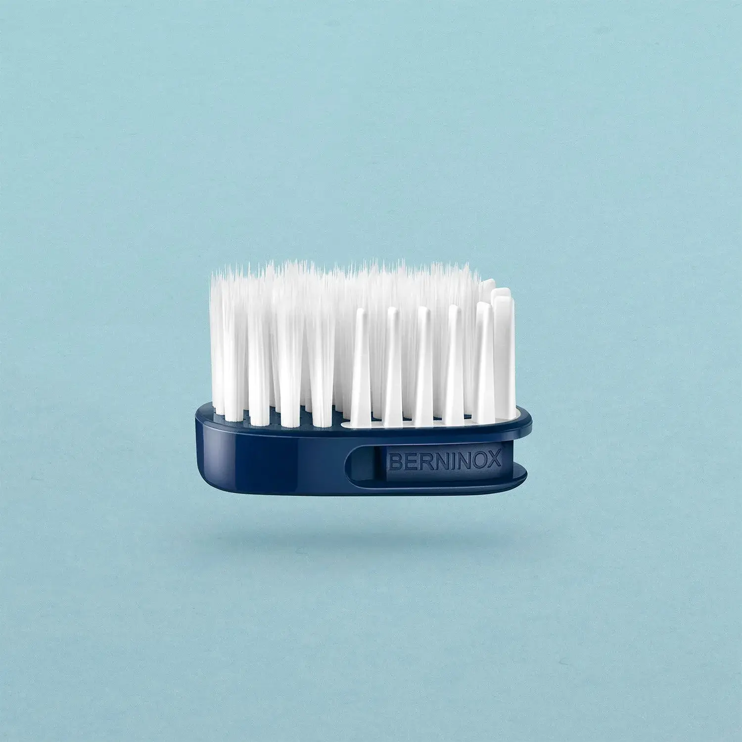 Gros plan sur une tête bleue de Berninox avec plusieurs types de filaments