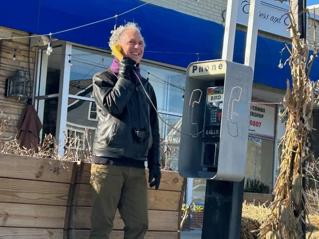 Le téléphone public jaune BirdCalls à Takoma Park
