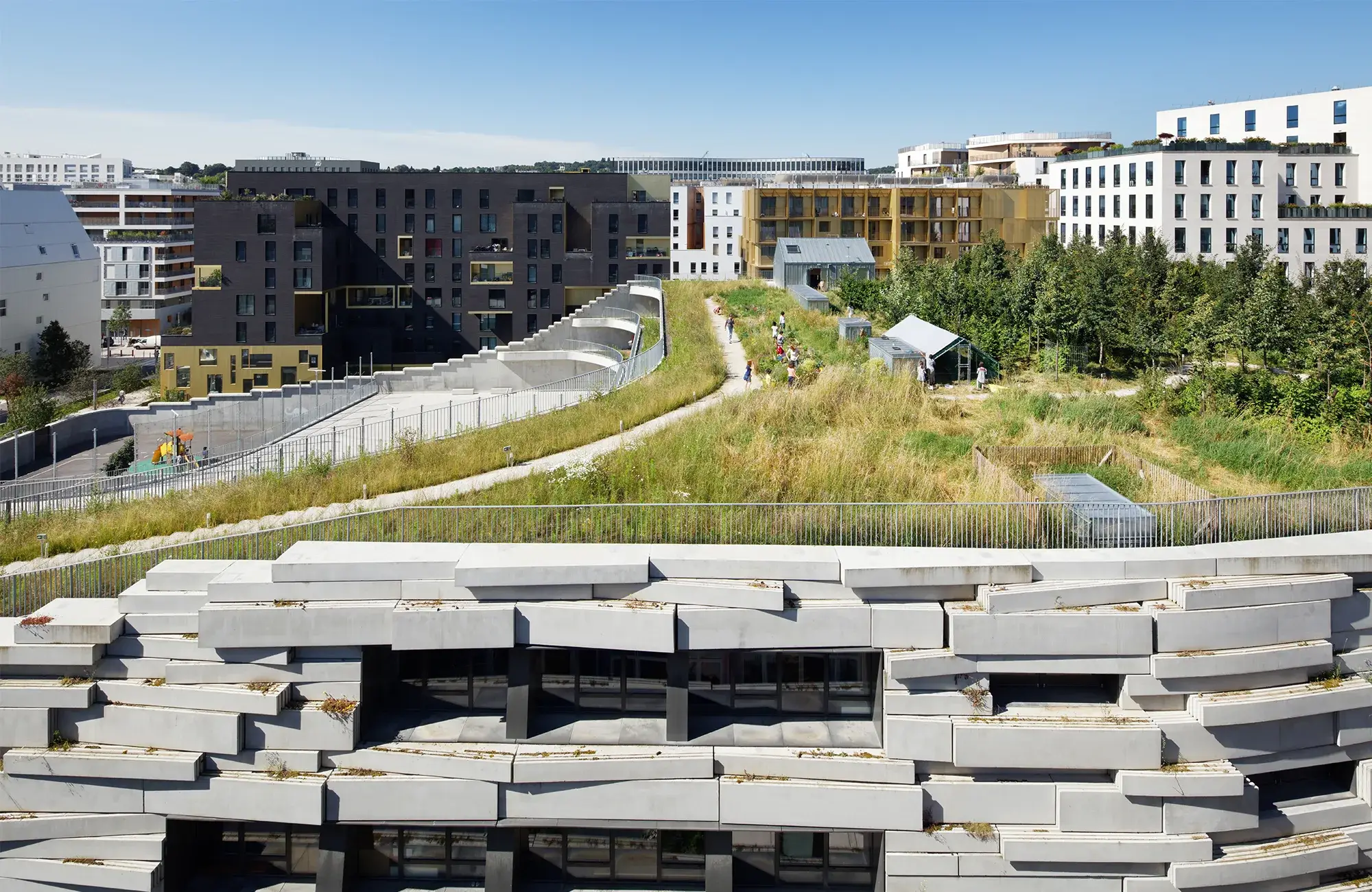 École des sciences et de la biodiversité de Boulogne-Billancourt avec toiture et façade accueillant la végétation