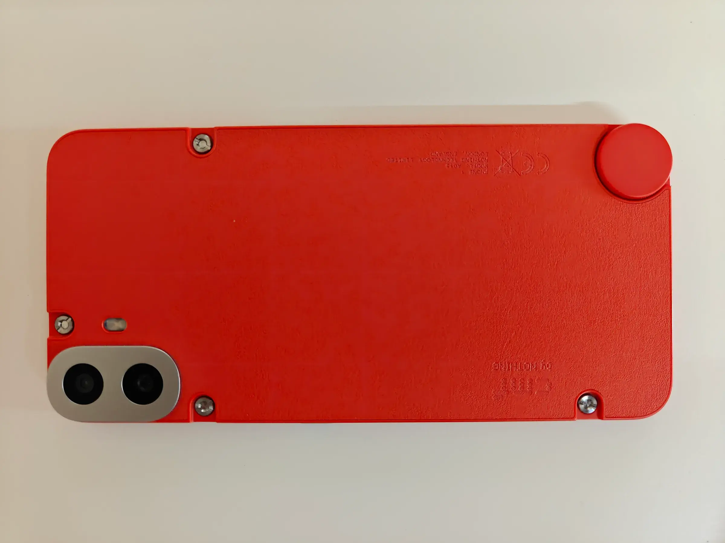 Un smartphone CMF Phone 1 vu de dos, posé sur une surface