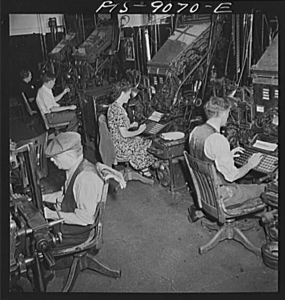 Salle de composition du New York Times en 1942, avec plusieurs opérateurs de Linotype au travail