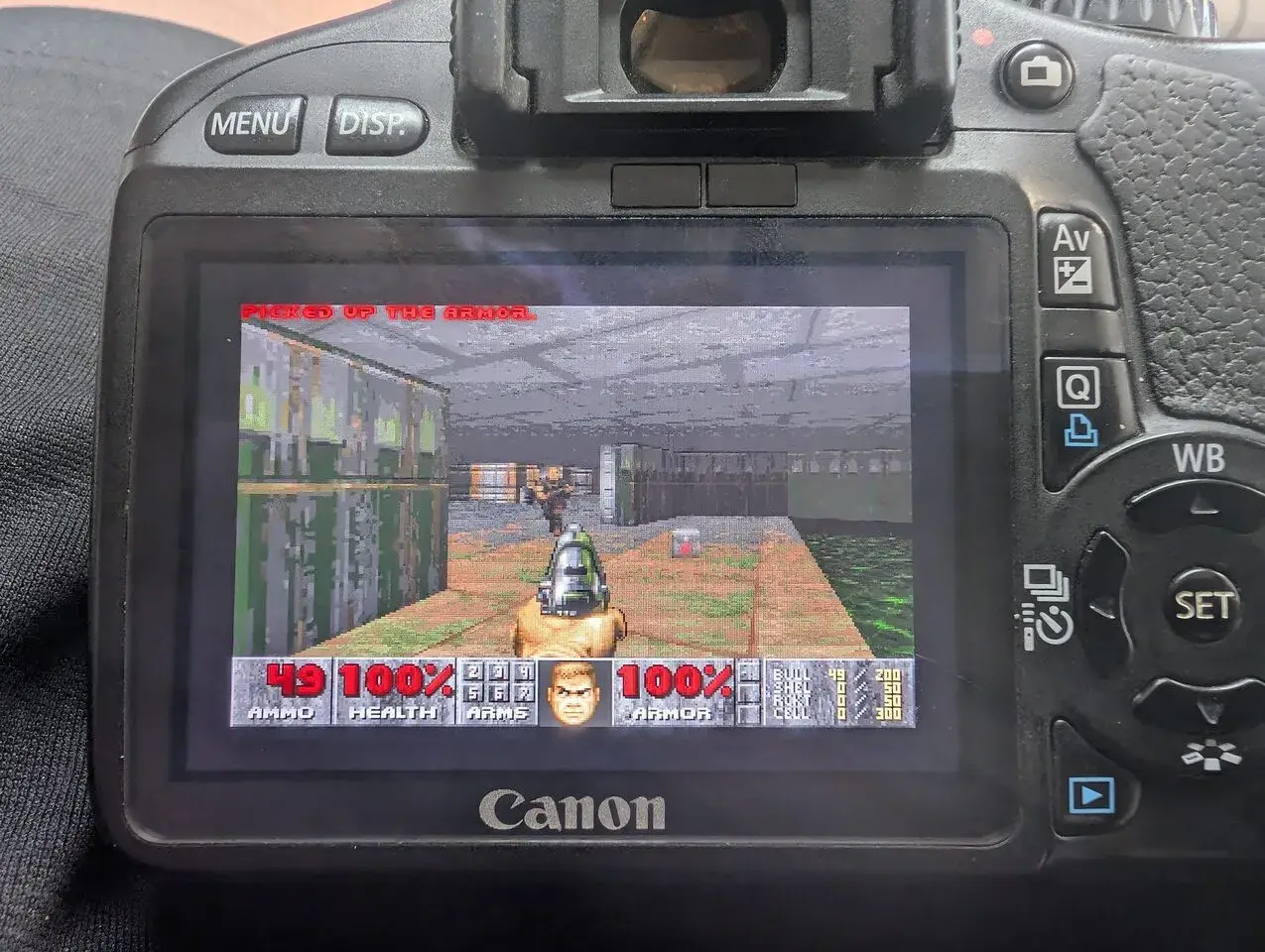 Une partie de Doom affichée sur l’écran arrière du Canon EOS 550D