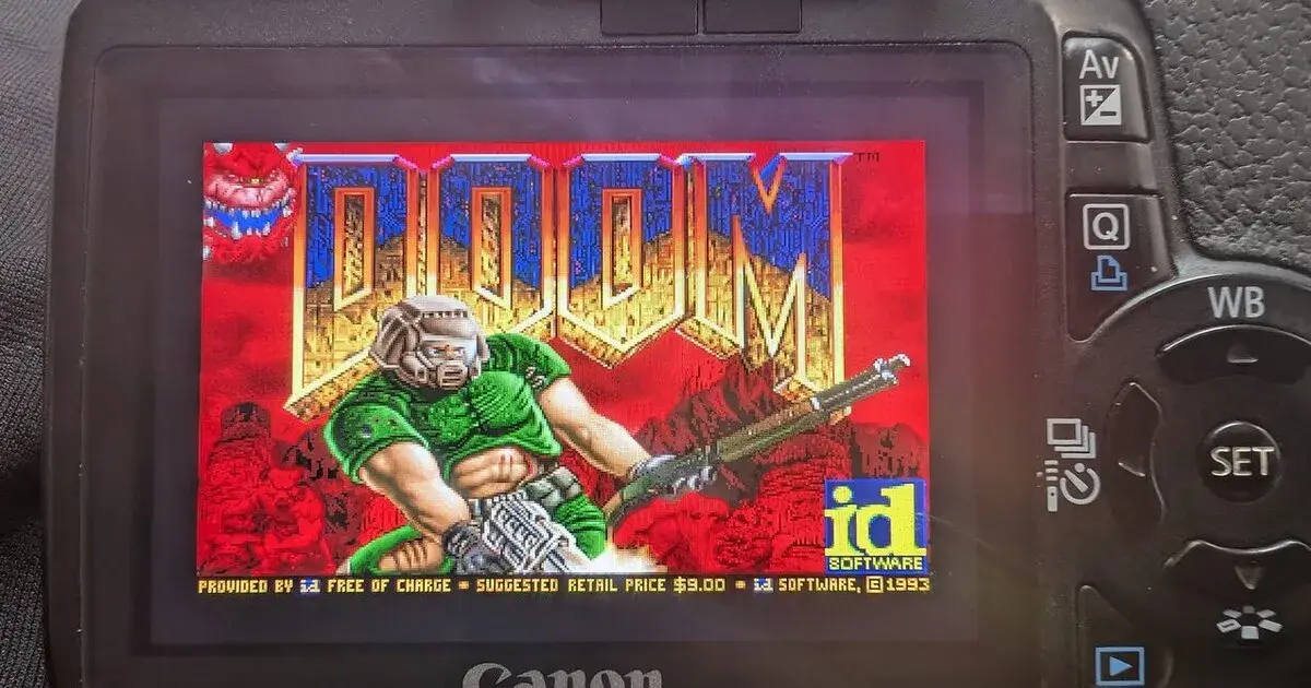Doom affiché sur l’écran arrière d’un Canon EOS 550D