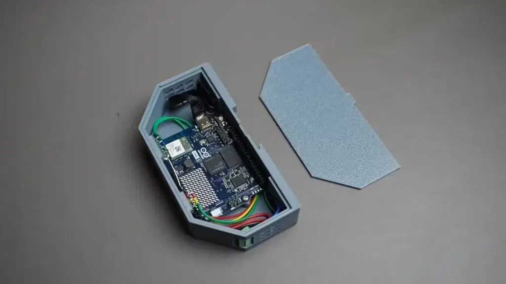 Edge Link installé comme petit boîtier sur rail DIN avec son bornier et ses LED d’état