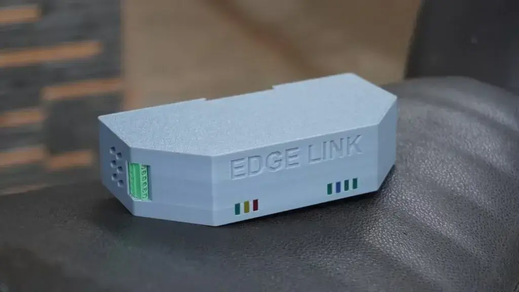 Boîtier Edge Link sur rail DIN construit autour d’un Arduino UNO Q