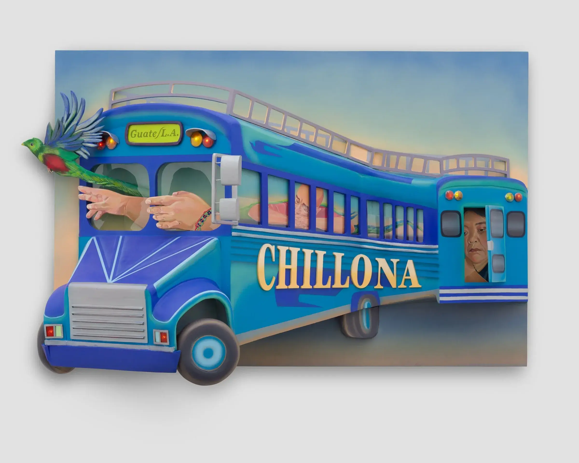 Peinture sculpturale d'un bus bleu « Chillona » dont l'avant sort du cadre, un quetzal en vol à la fenêtre et deux mains qui se frôlent