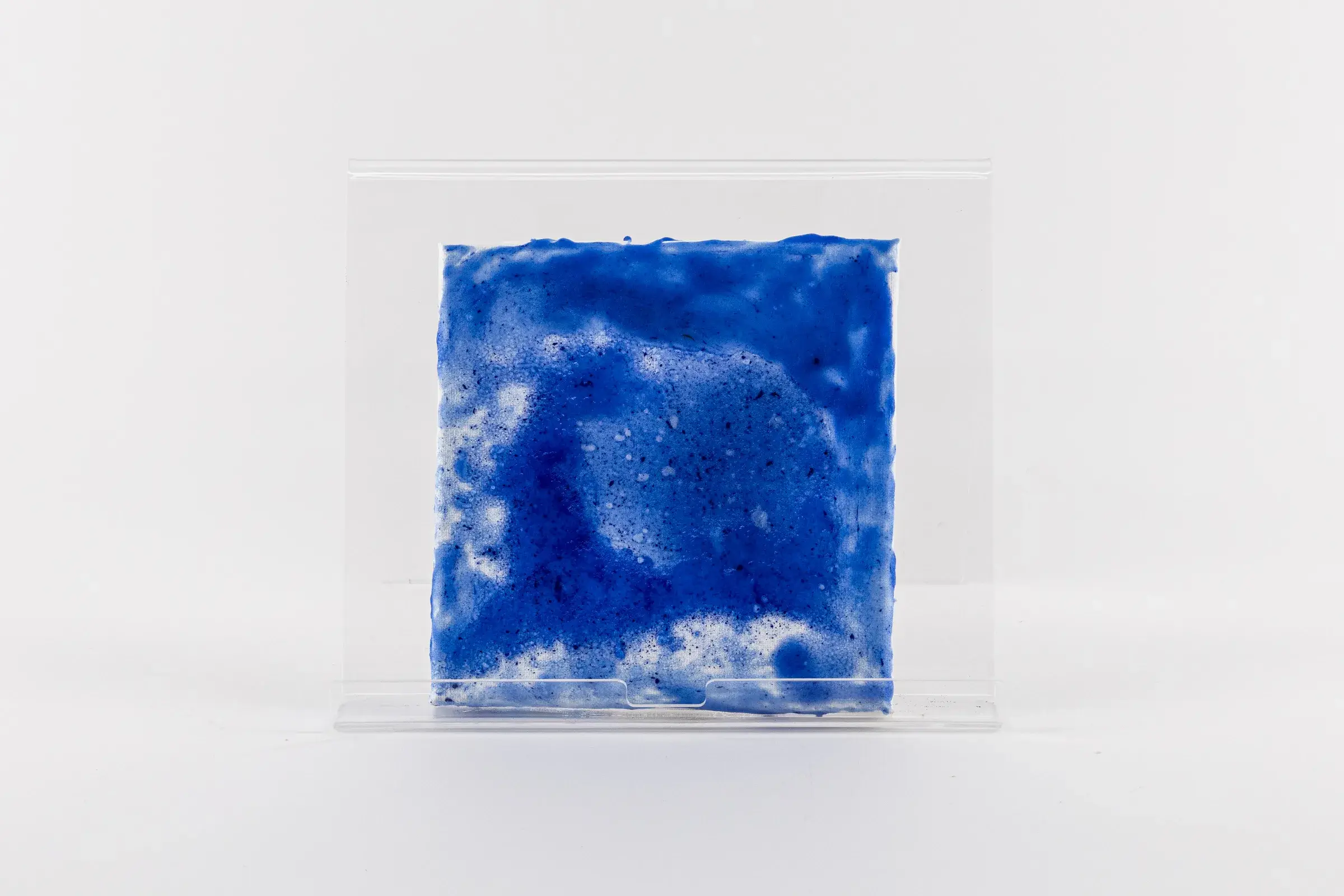 Vue rapprochée d’un échantillon bleu de Salt Blue