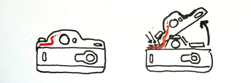 Capot supérieur d’un Nikon F100 soulevé avec ses connexions encore attachées