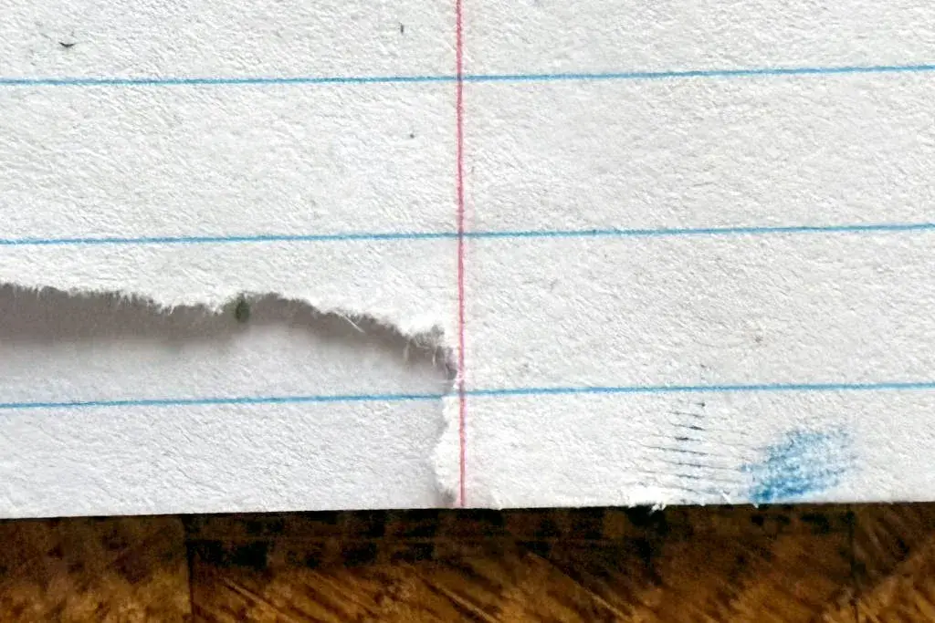 Empreinte d’une petite vis de Nikon F100 sur papier quadrillé pour mesurer son filetage