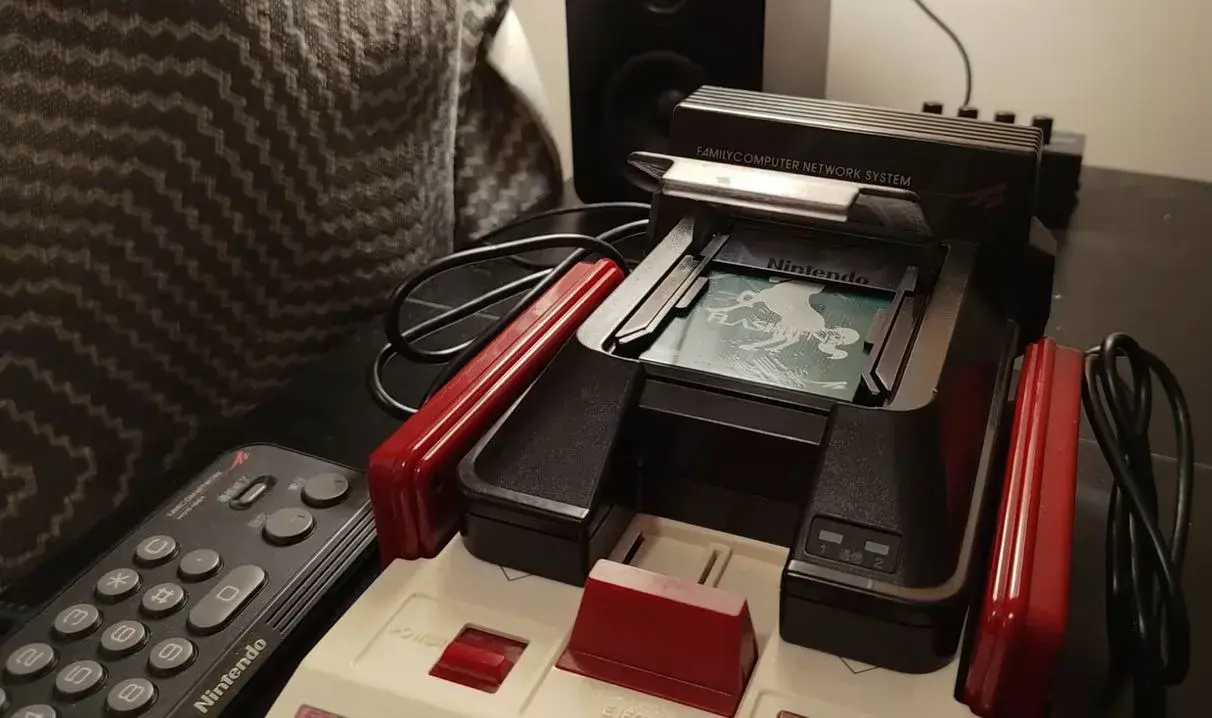 Famicom équipée du Network System et d’une carte moderne dans son connecteur
