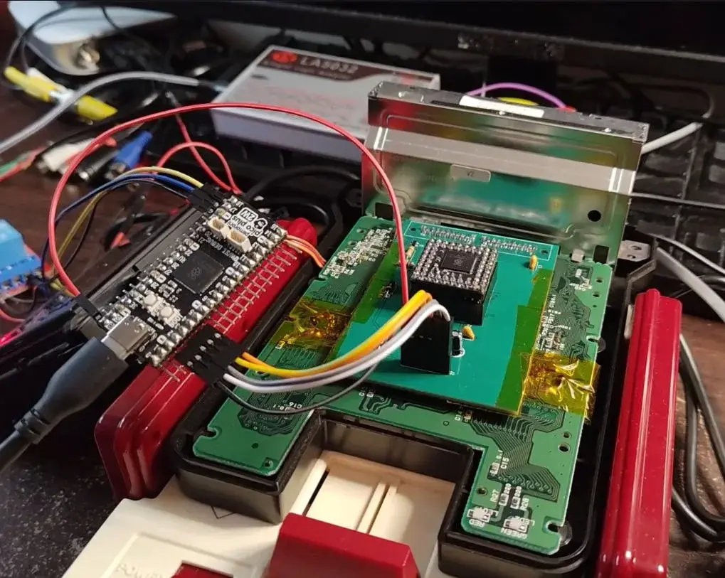 Famicom Network System ouvert pendant les modifications et mesures