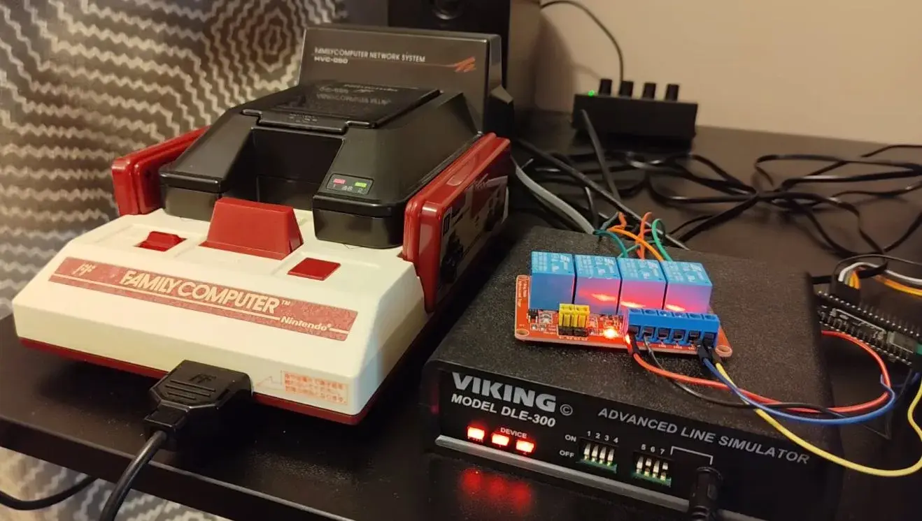 Écran Super Mario Club affiché sur une Famicom Network System reconnectée à un serveur moderne