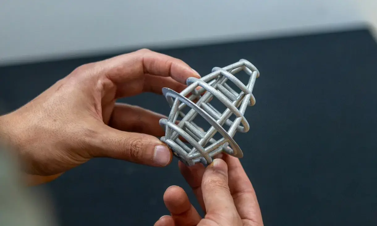 Petite bouée ajourée en réseau de titane imprimé en 3D utilisée dans les essais RMIT