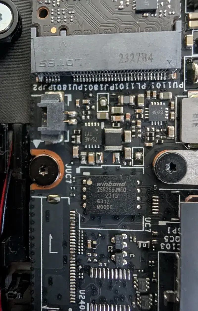 Puce flash Winbond du BIOS sur la carte mère Framework AMD 7040