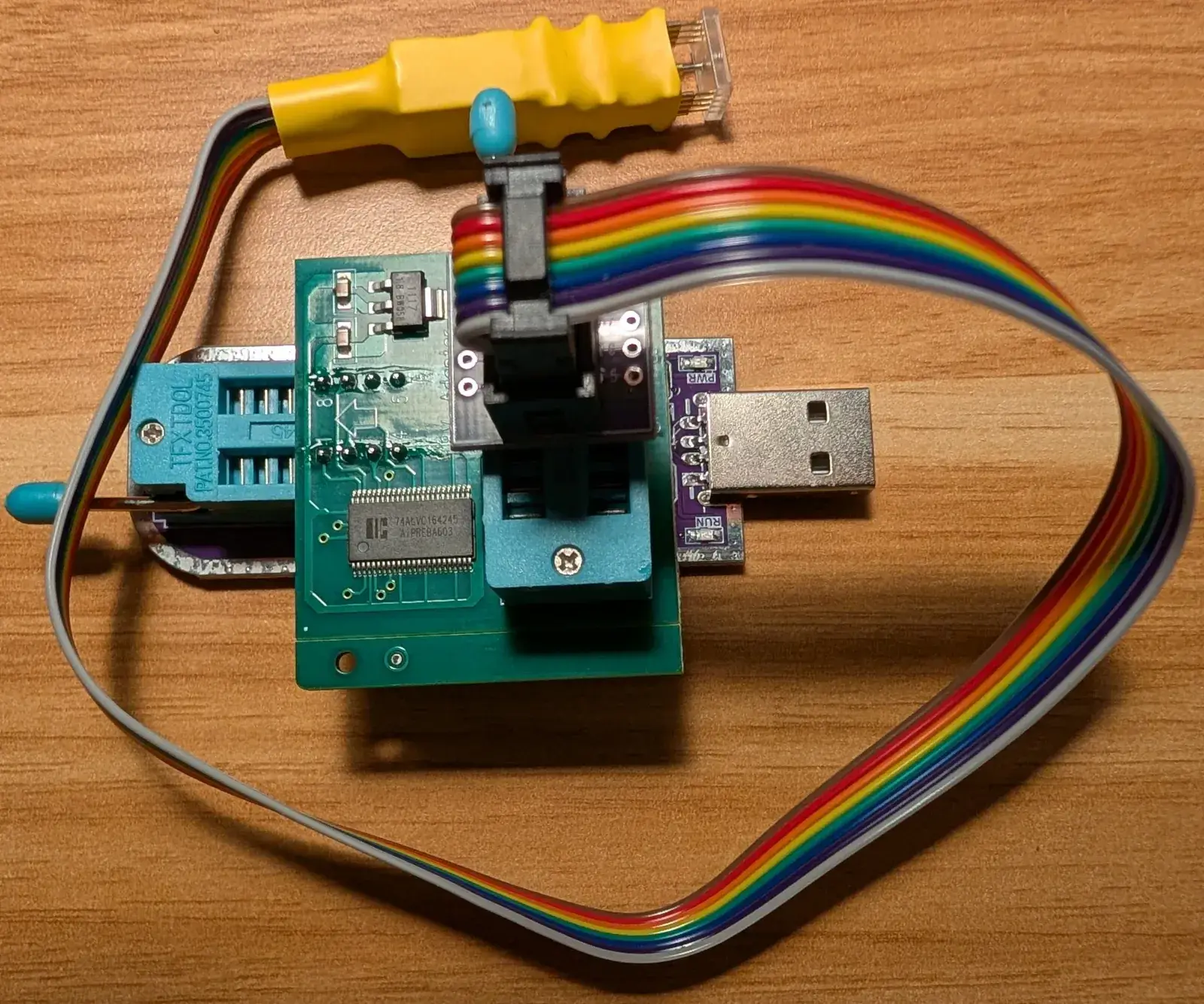 Programmateur externe, convertisseur de niveau et sonde pogo connectés à une carte mère Framework Laptop 13