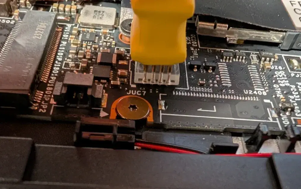 Sonde pogo posée sur la puce flash BIOS du Framework