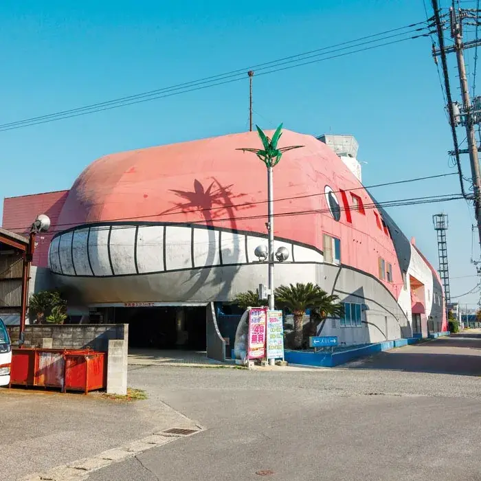 Facade of a Japanese love hotel photographed frontally by François Prost
