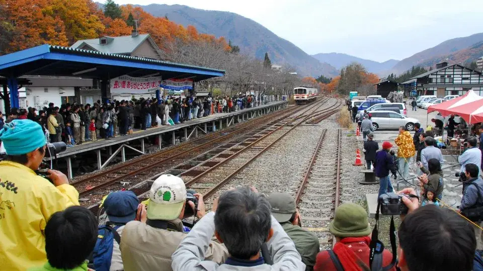Crowd on the platform of Okuhida-Onsenguchi for the last operating Sunday of the Kamioka Railway, autumn 2006