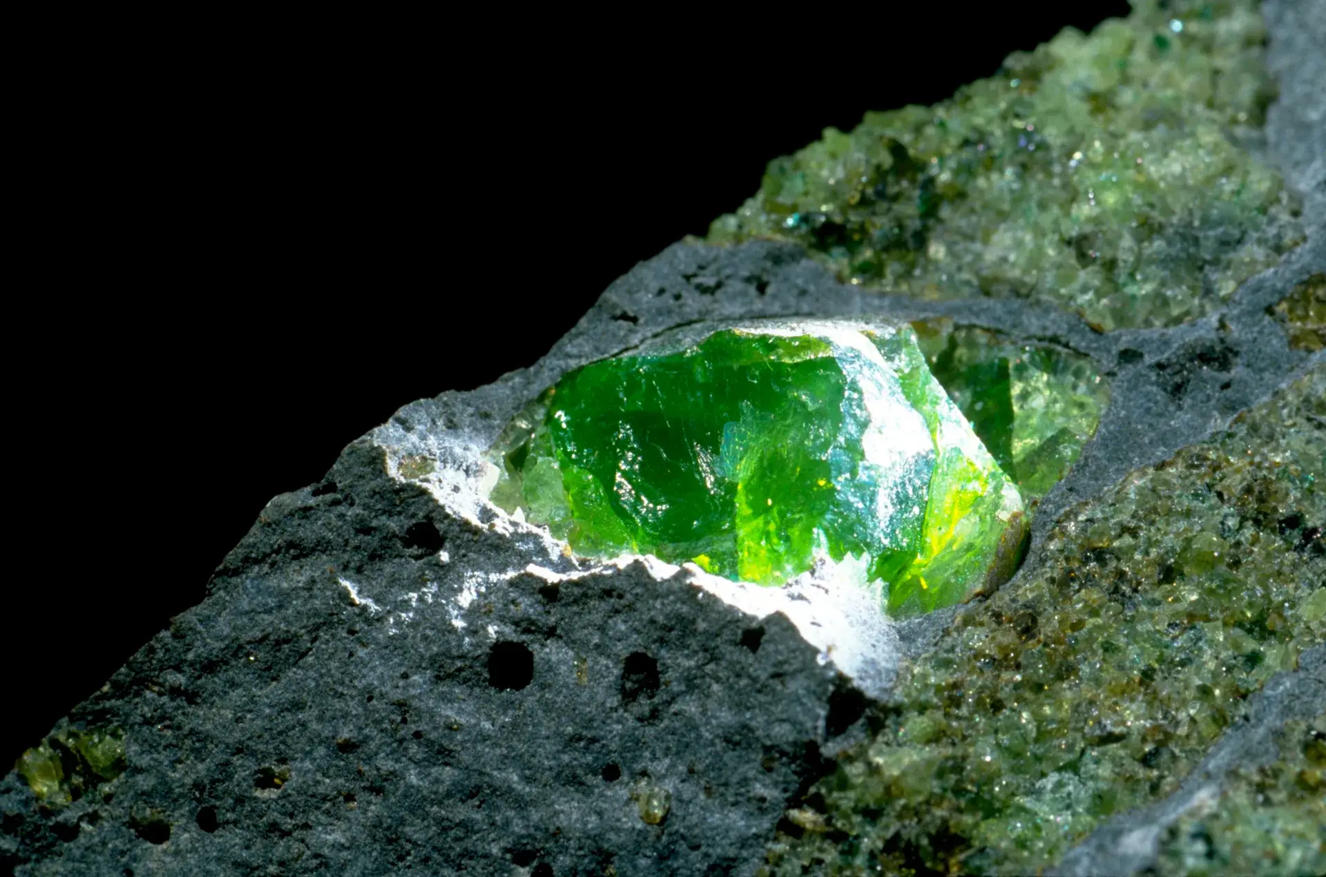 Eden GeoPower illustration of electrical reservoir stimulation applied to rock for stimulated geologic hydrogen production