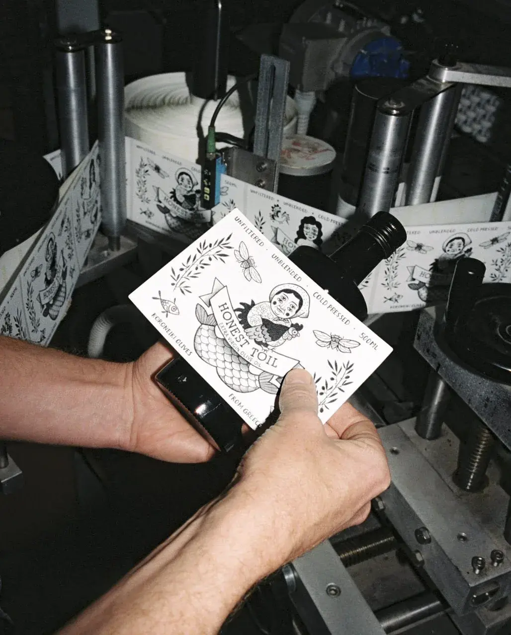 Bouteilles et emballages Honest Toil illustrés par différents artistes