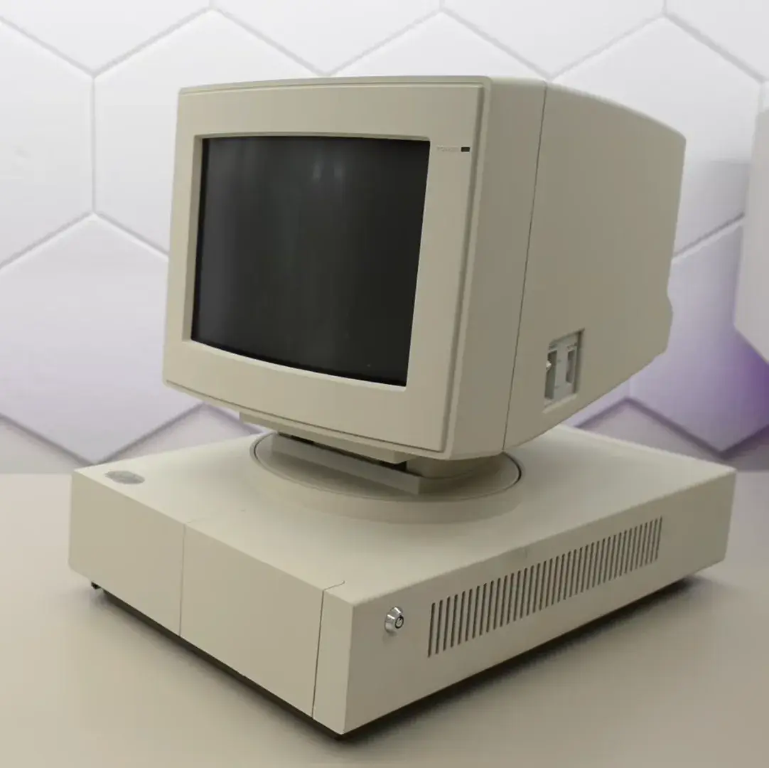 Le prototype IBM 7496 Executive Workstation avec son écran sur support pivotant