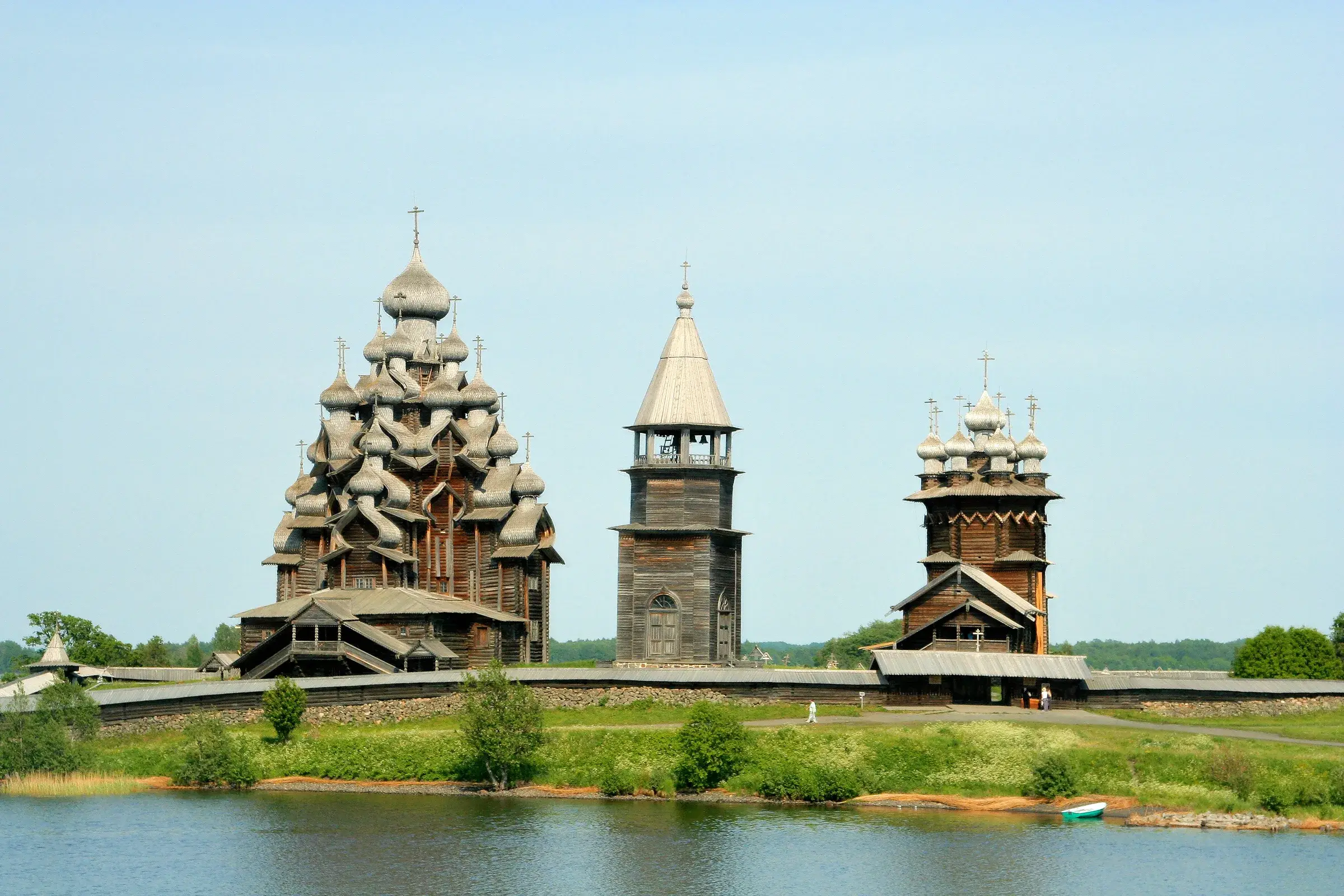 L'ensemble du Pogost de Kiji vu depuis l'île : église de la Transfiguration à 22 coupoles, clocher et église de l'Intercession