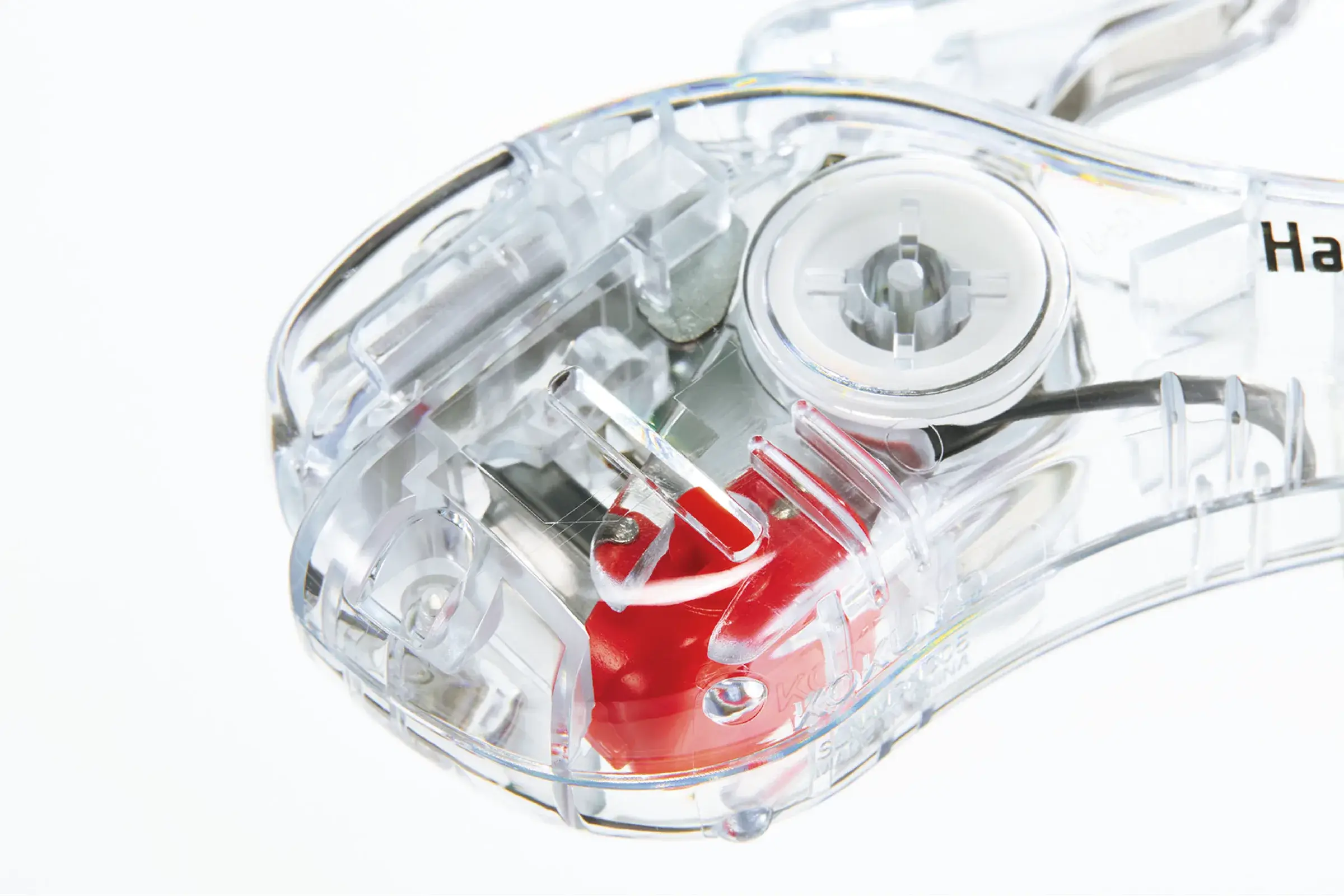 Détail des pièces mobiles colorées à l’intérieur d’un objet Transparent Mechanism de Kokuyo
