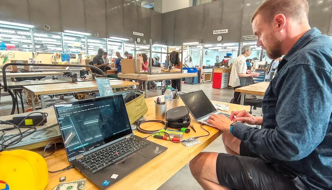 Prototype LapBoard reliant un ordinateur portable à une autre machine par deux cartes RP2040