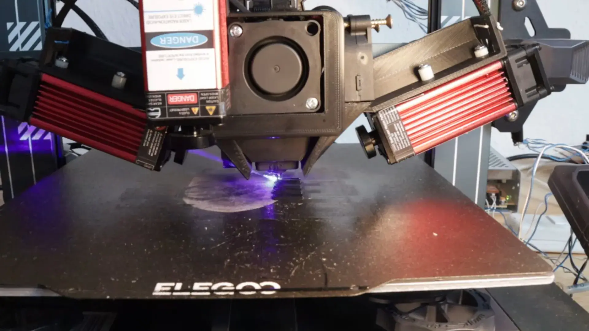 Tête d’impression 3D FDM équipée de deux modules laser autour de la buse