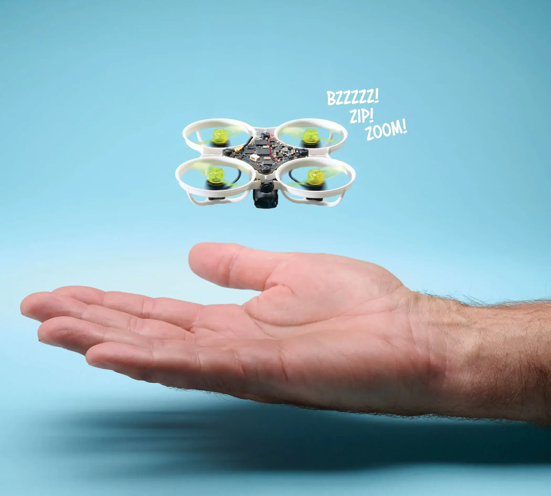 Drone FPV whoop ultraléger photographié à côté d’une pièce