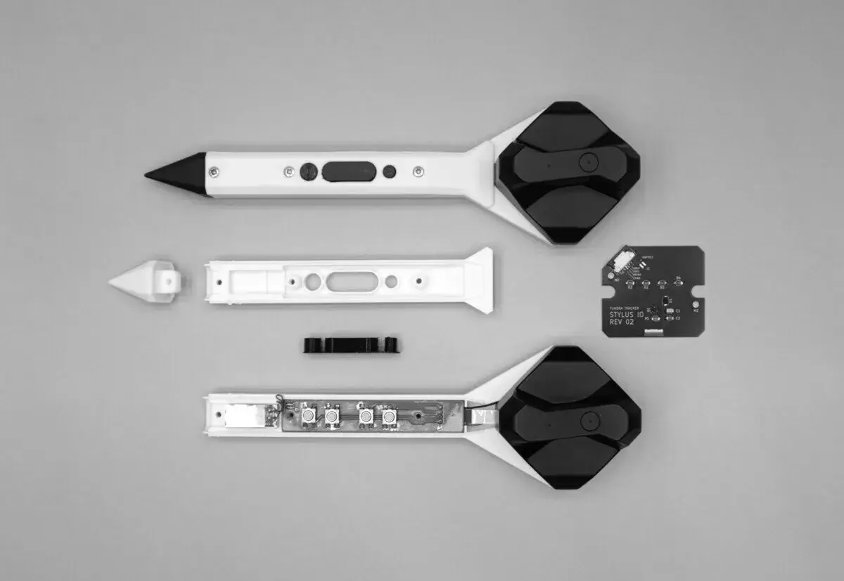 Vue éclatée du Lighthouse Stylus montrant le tracker, les PCB, les boutons et le boîtier imprimé en 3D