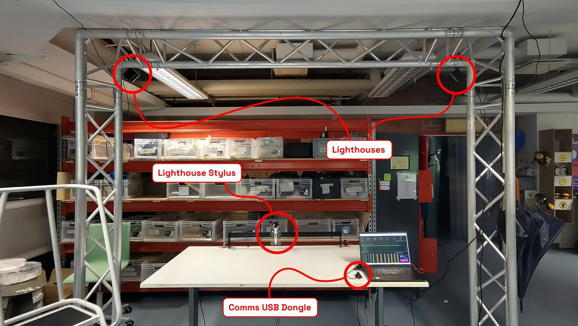 Lighthouse Stylus utilisé dans un Fab Lab avec stations Lighthouse installées au-dessus de la zone de travail