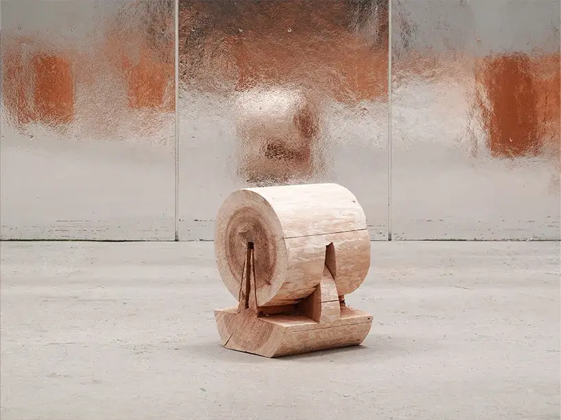 Mobilier log x fabriqué par Takuto Ohta à partir de rondins de cèdre de Yoshino irréguliers