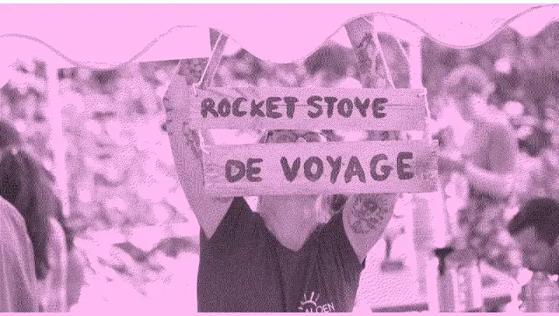 Atelier de fabrication d'un rocket stove lors d'un festival low-tech