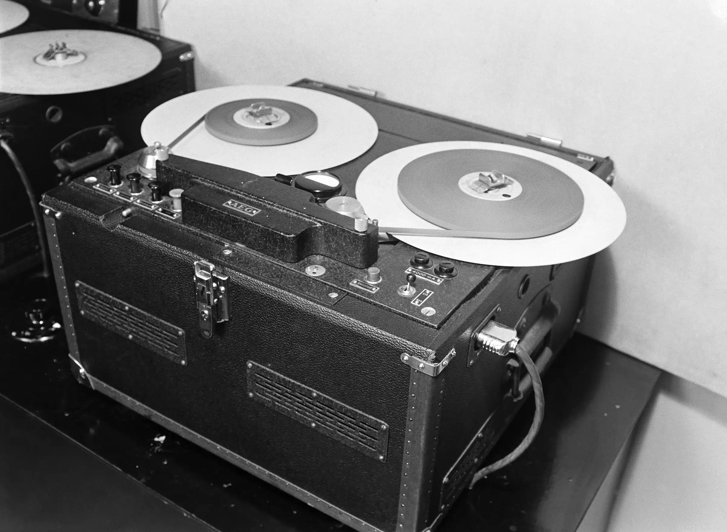 Machine d'enregistrement AEG à bande dans un studio de radiodiffusion dans les années 1940