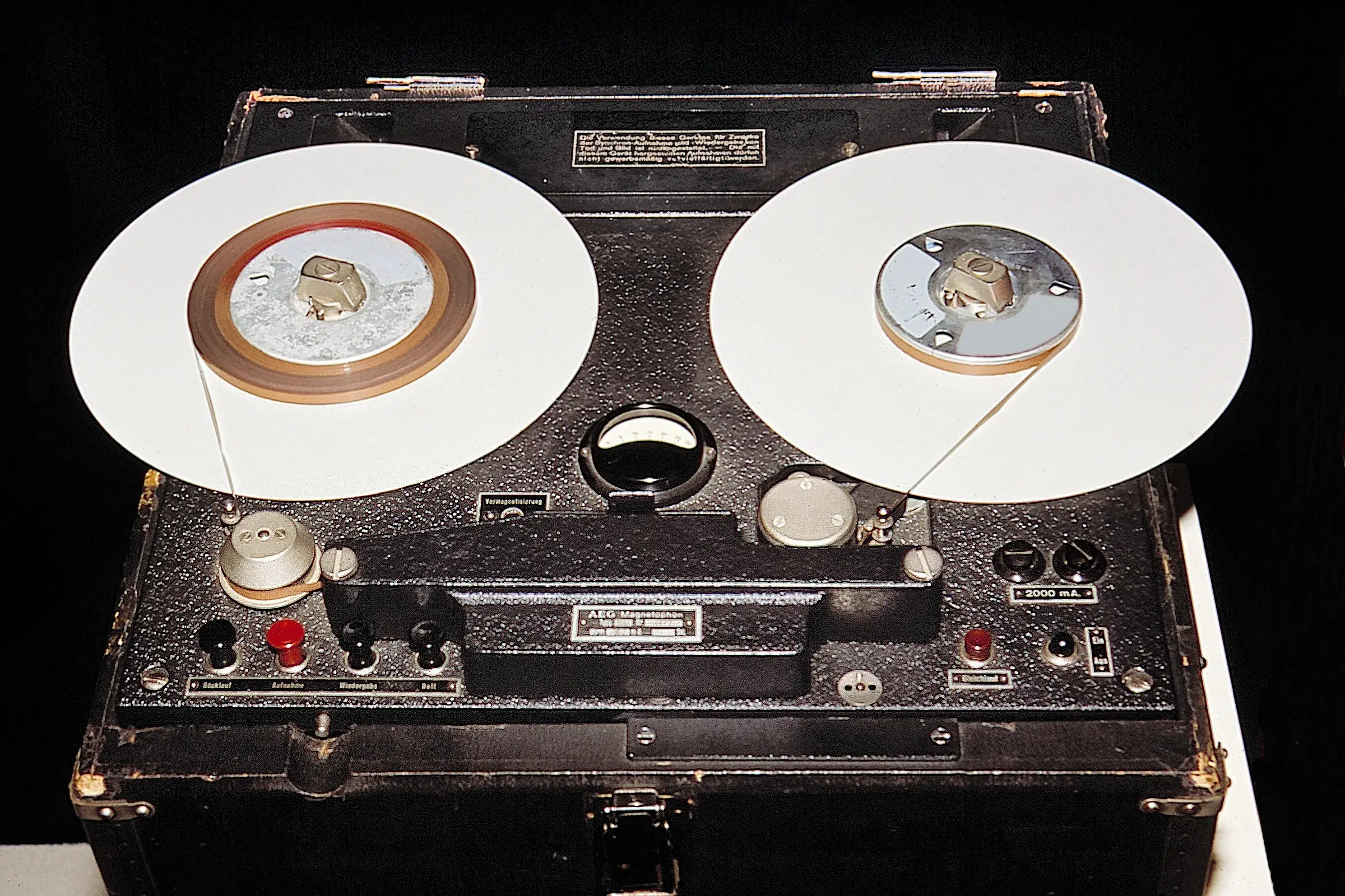 Magnétophone AEG de type K4 des années 1939, boîtier sombre avec deux plateaux de bande
