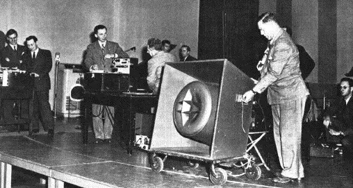 Jack Mullin présentant un magnétophone Magnetophon devant un auditoire