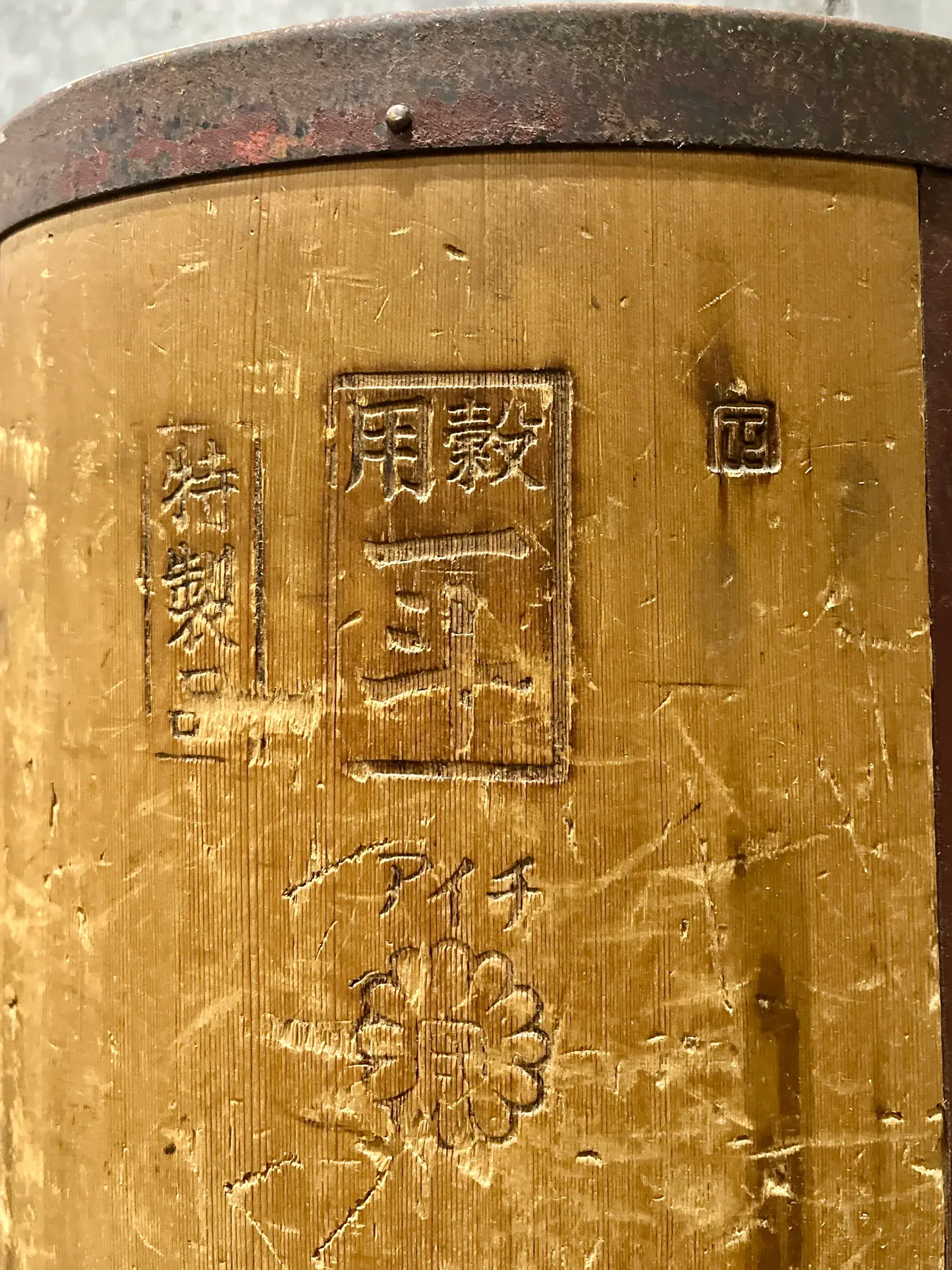 Meuble ancien japonais en bois proposé dans le programme de restauration MUJI
