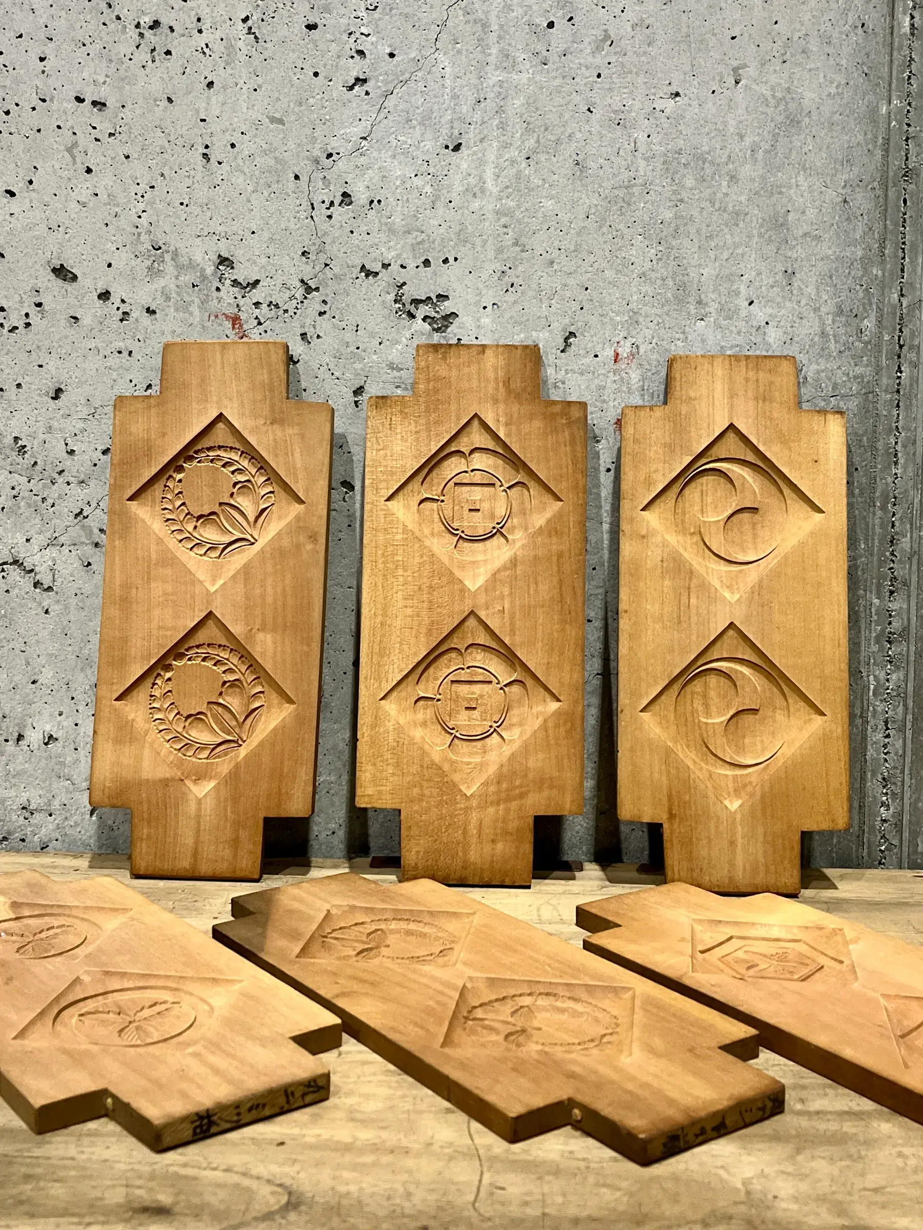 Détail d’un meuble japonais ancien remis en état pour la série MUJI