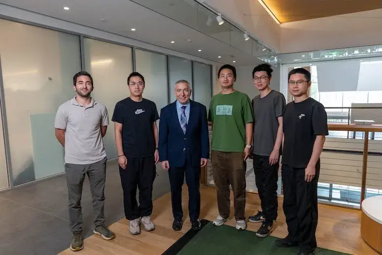 James Tour et des membres de son équipe à Rice University, auteurs de la méthode ultrarapide de synthèse de MXenes