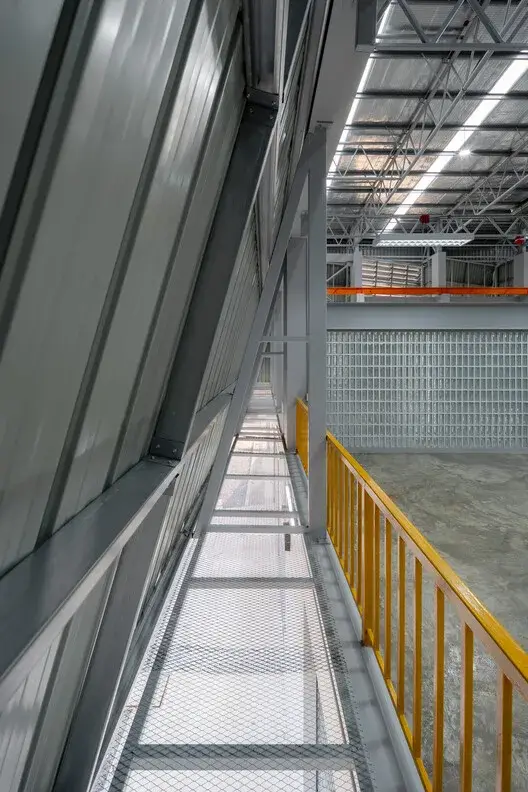 Interior view of the naval foundry showing structure, daylight and industrial volume